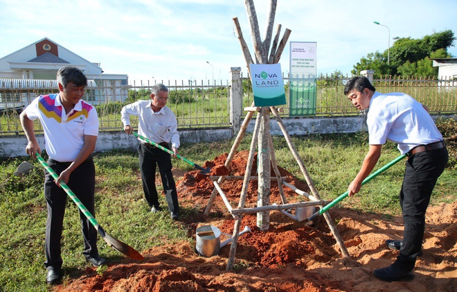 Đại diện lãnh đạo thành phố Phan Thiết và nhân viên Novaland tiến hành trồng cây, hưởng ứng chương trình hành động “Triệu cây xanh cho cuộc sống bừng sáng.” Hoa hậu Trái đất chung tay cùng NovaGroup trồng cây xanh ở Phan Thiết ảnh 2
