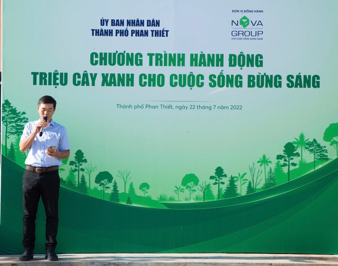Ông Phan Nguyễn Hoàng Tân, Chủ tịch Ủy ban Nhân dân hành phố Phan Thiết phát biểu khai mạc chương trình hành động “Triệu cây xanh cho cuộc sống bừng sáng.” Hoa hậu Trái đất chung tay cùng NovaGroup trồng cây xanh ở Phan Thiết ảnh 1