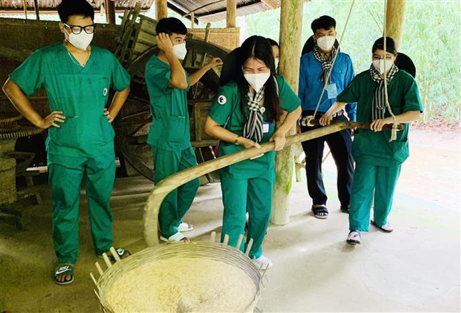 Lực lượng tuyến đầu phòng chống dịch COVID-19 tham gia trải nghiệm tại điểm đến trong khuôn khổ Chương trình về nguồn với những tour du lịch thí điểm của Thành phố Hồ Chí Minh. (Ảnh: TTXVN phát) TP.HCM thúc đẩy thị trường du lịch an toàn bằng tour về "vùng xanh" ảnh 2