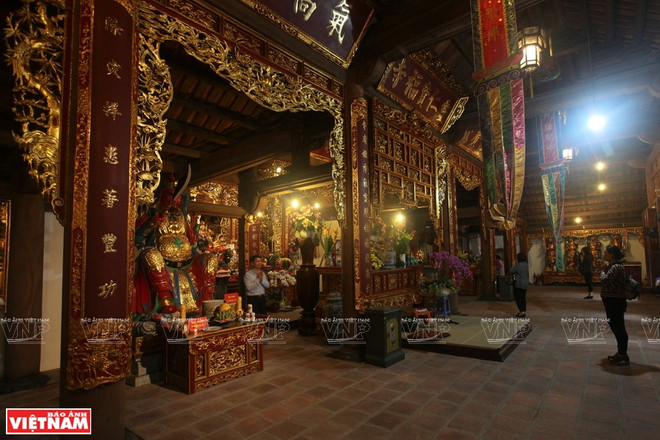 Đôi tượng sư tử đá được đặt trong gian chính điện. (Nguồn: Báo ảnh Việt Nam) Đôi sư tử đá đền Bà Tấm - Biểu tượng nghệ thuật điêu khắc đá thời Lý ảnh 5