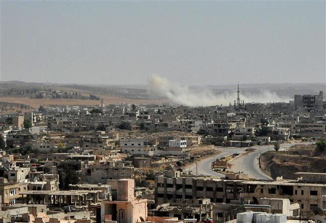 Khói bốc lên sau các cuộc giao tranh giữa quân đội chính phủ Syria và lực lượng phiến quân tại Daraa, ngày 30/8/2021. (Ảnh: THX/TTXVN) Tổng thống Nga và Thổ Nhĩ Kỳ hội đàm về tình hình Syria ảnh 1