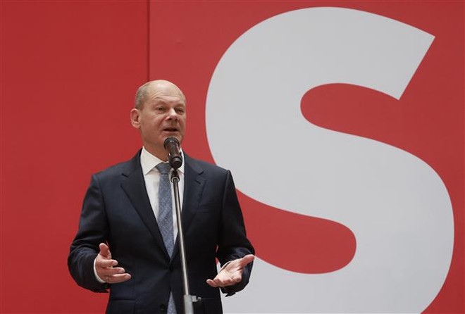 Ông Olaf Scholz, phát biểu tại trụ sở đảng ở Berlin, sau khi kết quả cuộc bầu cử Quốc hội khóa 20 được công bố, ngày 27/9. (Ảnh: AFP/TTXVN) Liên minh "Đèn giao thông" sẽ đàm phán thăm dò đầu tháng 10 ảnh 1