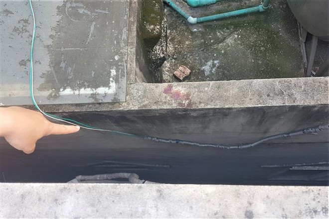 Khe hẹp giữa 2 tòa nhà, nơi thanh niên bị mắc kẹt. (Ảnh: Đức Phương/TTXVN) Ninh Bình: Nam thanh niên bị kẹt giữa khe tường hai nhà liền kề ảnh 1