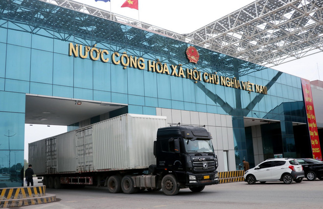 Phương tiện chở hàng hóa thông quan qua cửa khẩu Móng Cái (Việt Nam)- Đông Hưng (Trung Quốc) tại khu vực cầu Bắc Luân II. (Ảnh: Văn Đức/TTXVN) ttxvn_cua khau dong hung.jpg
