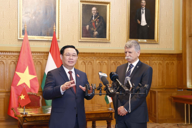 Chủ tịch Quốc hội Vương Đình Huệ và Chủ tịch Quốc hội Hungary László Kövér gặp gỡ báo chí. (Ảnh: Doãn Tấn/TTXVN) Chủ tịch Quốc hội ký Thỏa thuận hợp tác mới giữa QH Việt Nam-Hungary ảnh 3