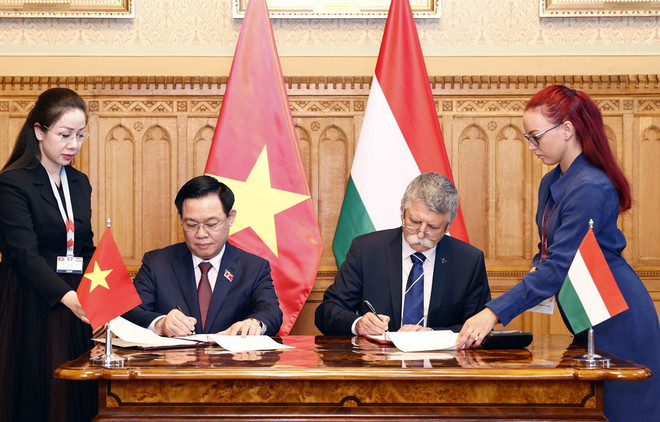 Chủ tịch Quốc hội Vương Đình Huệ và Chủ tịch Quốc hội Hungary László Kövér ký Thỏa thuận hợp tác giữa hai Quốc hội. (Ảnh: Doãn Tấn/TTTXVN) Chủ tịch Quốc hội ký Thỏa thuận hợp tác mới giữa QH Việt Nam-Hungary ảnh 1