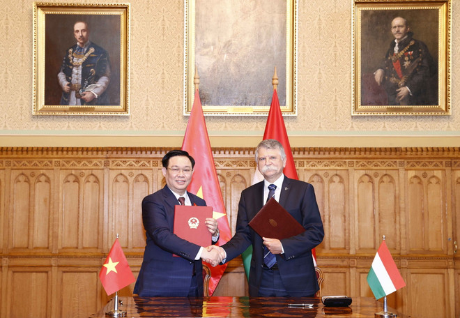 Chủ tịch Quốc hội Vương Đình Huệ và Chủ tịch Quốc hội Hungary László Kövér ký Thỏa thuận hợp tác giữa hai Quốc hội. (Ảnh: Doãn Tấn/TTXVN) Chủ tịch Quốc hội ký Thỏa thuận hợp tác mới giữa QH Việt Nam-Hungary ảnh 2