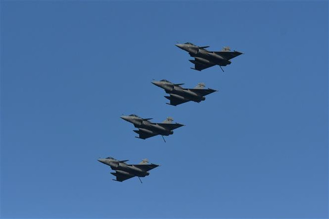 Máy bay chiến đấu Rafale của Pháp tham gia cuộc tập trận hải quân chung Pháp-Ấn Độ. (Ảnh: AFP/TTXVN) Indonesia đặt mua thêm 18 chiến đấu cơ Rafale của Pháp ảnh 1