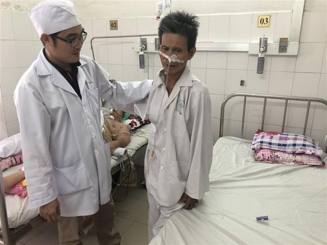 Sức khỏe bệnh nhân N.P.H (bên phải) sau 10 ngày phẫu thuật đã ổn định, có thể xuất viện trong vài ngày tới. (Ảnh: TTXVN phát) Cứu sống bệnh nhân bị xuất huyết tiêu hóa nặng hiếm gặp ảnh 1