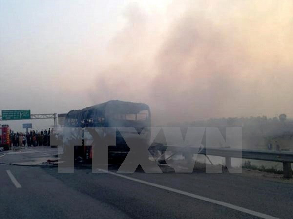 Đang đỗ ở bến, xe khách 29 chỗ bất ngờ cháy trơ khung ảnh 1