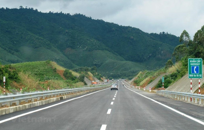 Phương tiện lưu thông trên đoạn tuyến được đưa vào khai thác, vận hành. (Ảnh: Việt Hùng/Vietnam+) Hơn 3.000 tỷ đồng hoàn thiện Cao tốc La Sơn-Túy Loan lên 4 làn xe ảnh 1