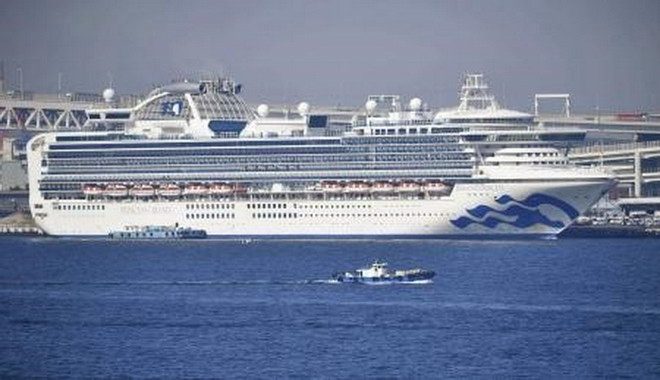 Du thuyền Diamond Princess neo tại cảng Yokohama, Nhật Bản ngày 13/2/2020. (Ảnh: Kyodo/TTXVN) Đã có 355 trường hợp nhiễm virus trên du thuyền Diamond Princess ảnh 1