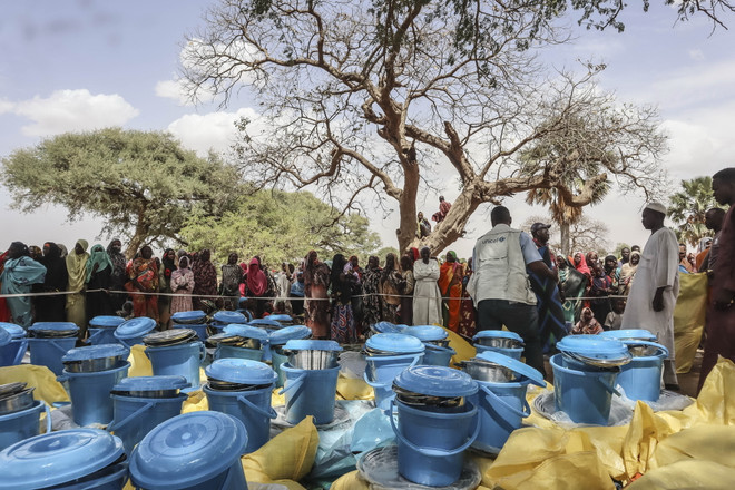 Phân phát hàng viện trợ cho người tị nạn Sudan tại Koufroun, CH Chad ngày 30/4/2023. (Ảnh: AFP/TTXVN) Kêu gọi lệnh ngừng bắn 'ngay lập tức và lâu dài' tại Sudan ảnh 2