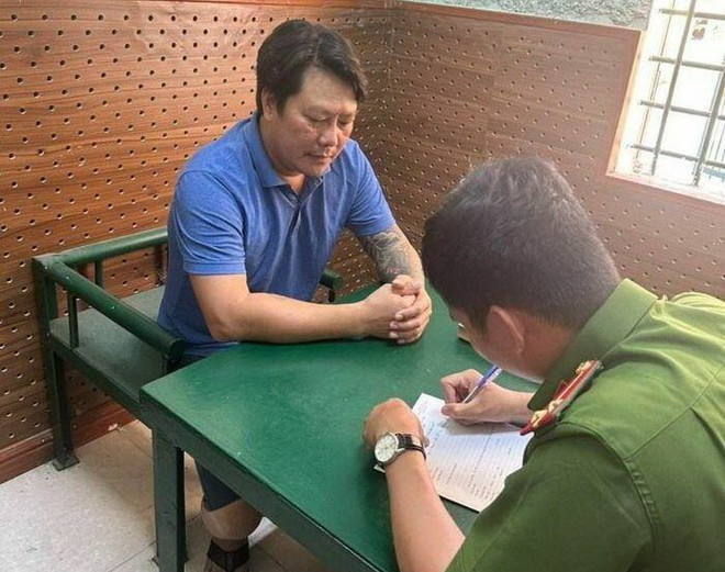 Đối tượng Nguyễn Đức Quý tại cơ quan công an. Khởi tố đối tượng dùng súng vào nhà dân đe dọa ở Quảng Bình ảnh 1