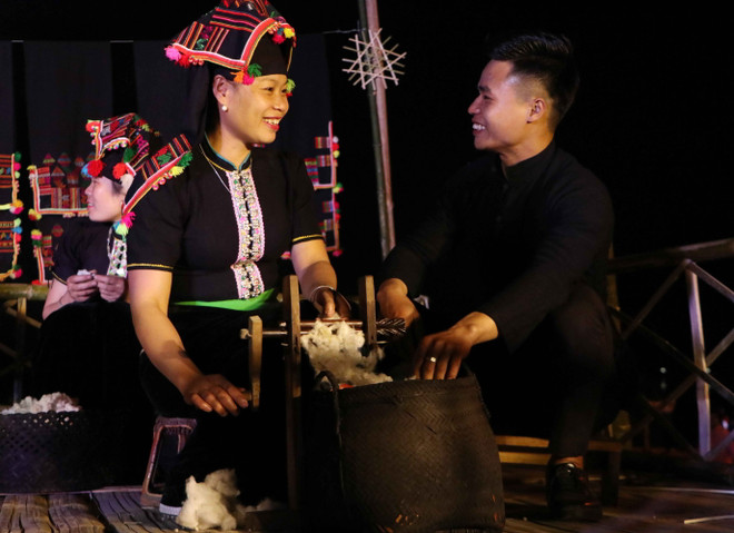 Trai gái cùng giao duyên trong lễ hội là nét đẹp văn hóa của đồng bào Thái ở huyện Than Uyên. (Ảnh: Nguyễn Oanh/TTXVN) Đặc sắc lễ hội Hạn Khuống của người Thái đen ở Than Uyên ảnh 2
