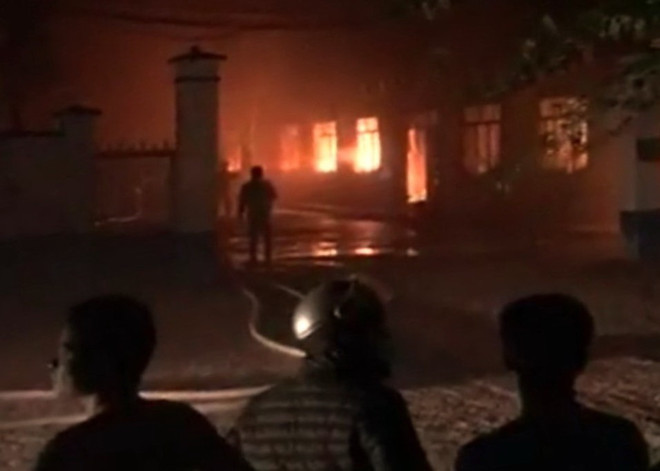 Bình Định: Khống chế hỏa hoạn trong đêm tại nhà xưởng công ty may ảnh 1