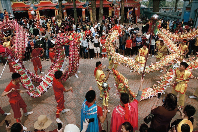 Biểu diễn múa rồng tại đền Đa Hòa, xã Bình Minh (Khoái Châu, Hưng Yên). (Ảnh: Mai Ngoan/TTXVN) Lễ hội Tiên Dung-Chử Đồng Tử: Huyền thoại về tình yêu cao đẹp, bất tử ảnh 2