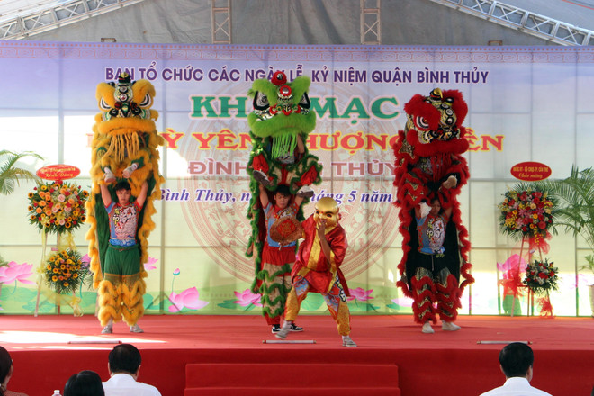 Tiết mục nghệ thuật khai mạc Lễ hội Kỳ Yên Thượng Điền Đình Bình Thủy năm 2023. (Ảnh: Trung Kiên/TTXVN) Đến Cần Thơ khám phá Lễ hội Kỳ Yên Thượng Điền tại Đình Bình Thủy ảnh 1