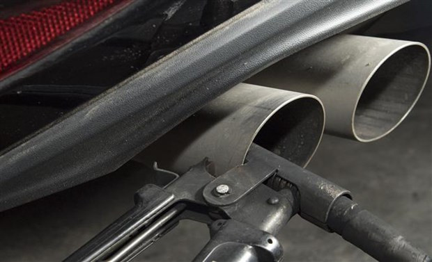 Kiểm tra bộ phận phát thải của xe ôtô Volkswagen tại cơ quan thanh sát kỹ thuật ở Ludwigsburg, miền Tây Nam Đức, ngày 7/8/2021. (Ảnh: AFP/TTXVN) Đức: Các hãng cài phần mềm khí thải trái phép vào ôtô phải bồi thường ảnh 1