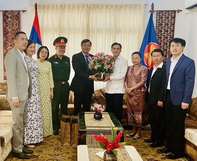 Đại sứ Việt Nam tại Cuba Lê Quang Long cùng các cán bộ Đại sứ quán và các cơ quan bên cạnh chúc mừng Tết cổ truyền Bunpimay của Lào. (Ảnh: Mai Phương/TTXVN) TTXVN_1004VietnamLao2.jpg.jpeg