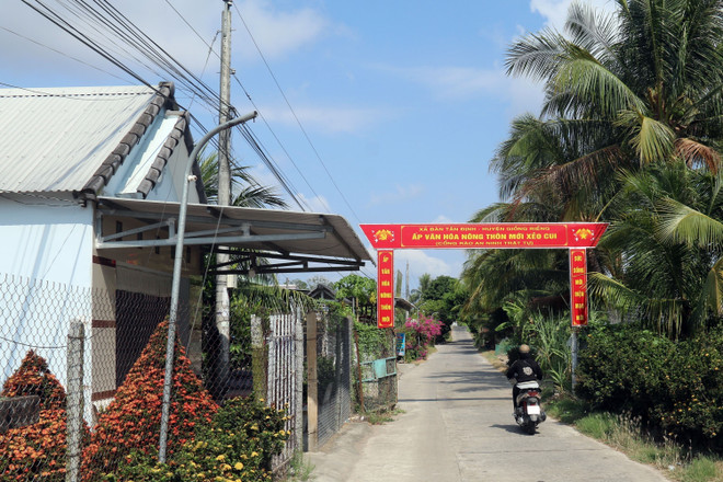 Những con đường nông thôn được đầu tư xây dựng trên địa bàn huyện Giồng Riềng, tỉnh Kiên Giang. (Ảnh: Lê Sen /TTXVN) TTXVN_1004khmerKiengiang2.jpg