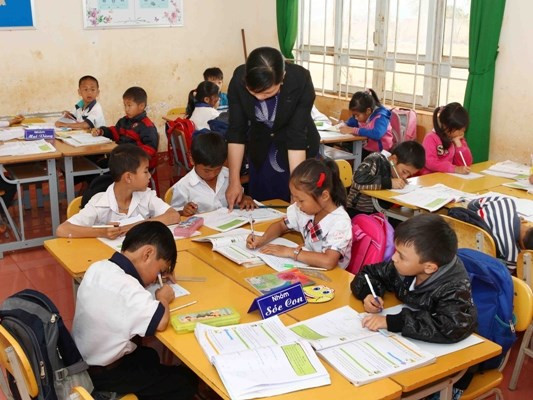 Với mô hình trường tiểu học mới, lớp học được tổ chức thành các nhóm. (Ảnh: Quý Trung/TTXVN) Bà Rịa-Vũng Tàu: Triển khai mô hình mới tại 50% trường tiểu học ảnh 1