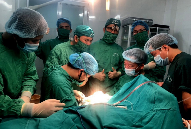 Kíp phẫu thuật của Bệnh viện Việt Tiệp nối liền bàn tay đứt rời cho bệnh nhân bằng vi phẫu. (Ảnh: TTXVN phát) Hải Phòng: Nối liền bàn tay đứt rời bằng kỹ thuật vi phẫu ảnh 1