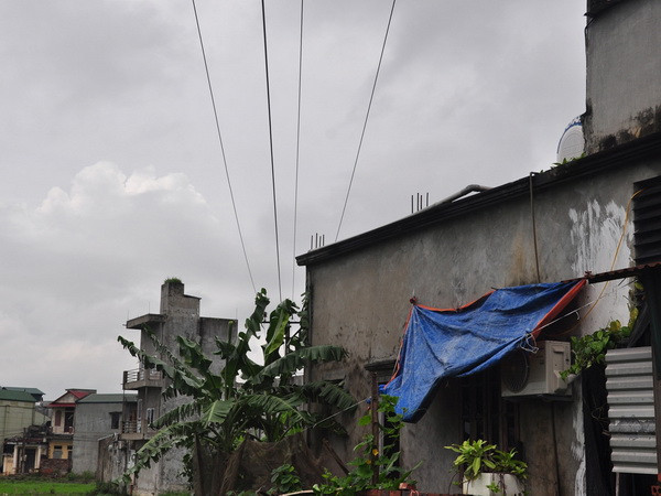 Hà Nội: Người dân nơm nớp sống dưới đường dây điện trung thế ảnh 1