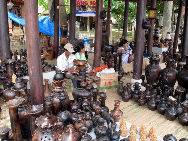 Các sản phẩm gốm sứ thuần Việt. Ảnh minh họa. (Nguồn: TTXVN) Mỹ thuật ứng dụng trên con đường tìm về bản sắc Việt ảnh 1