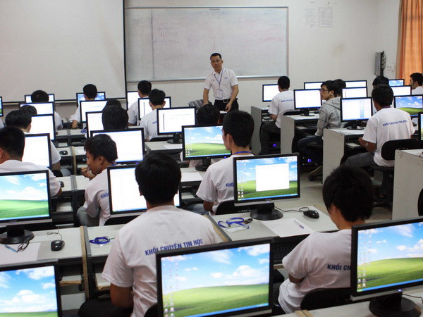 Các thi sinh trước nội dung thi cá nhân khối thi Chuyên Tin học Cuộc thi Olympic Tin học năm 2013. (Ảnh minh họa: Lê Lâm/TTXVN) Khai mạc Cuộc thi Olympic Tin học sinh viên Việt Nam lần thứ 23 ảnh 1