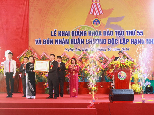 Trường Đại học Vinh đón nhận Huân chương Độc lập hạng Nhất ảnh 1