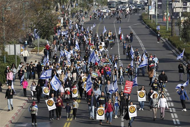 Người dân tham gia biểu tình phản đối kế hoạch cải cách tư pháp, tại Tel Aviv, Israel, ngày 20/2/2023. (Ảnh: AFP/ TTXVN) Bộ trưởng Quốc phòng Israel kêu gọi dừng kế hoạch cải cách tư pháp ảnh 1