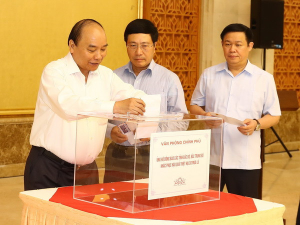 Lãnh đạo Đảng, Nhà nước quyên góp ủng hộ người dân vùng lũ ảnh 2