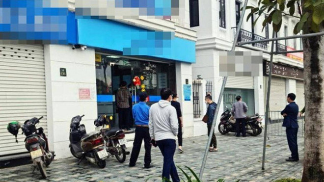 Hiện trường nơi xảy ra vụ cướp. (Nguồn: baogiaothong.vn) Hà Nội: Bắt giữ hai nghi phạm trong vụ cướp ngân hàng ở Bắc Từ Liêm ảnh 1
