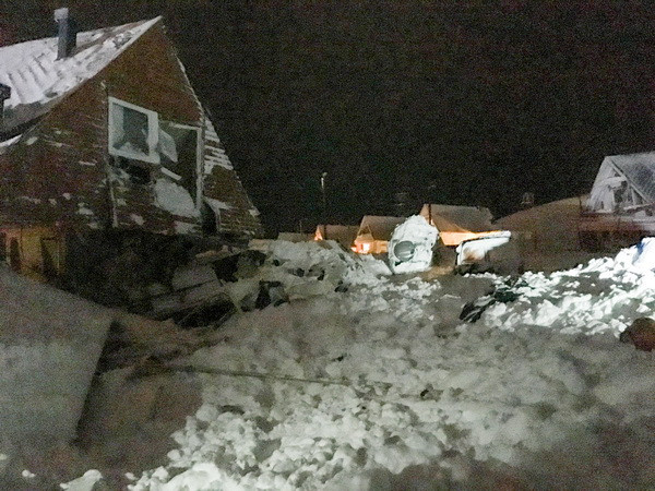 Lở tuyết tại Áo chôn vùi 18 người, nổ nhà máy ở Tây Ban Nha ảnh 1