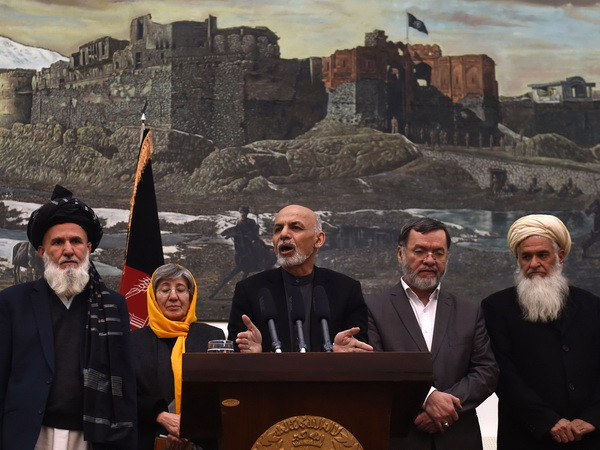 Tổng thống Afghanistan Ashraf Ghani (giữa) chỉ trích chương trình thẩm vấn của CIA tại Phủ Tổng thống, thủ đô Kabul ngày 10/12. (Nguồn: AFP/TTXVN) Dư luận quốc tế đồng loạt chỉ trích Mỹ vi phạm nhân quyền ảnh 1