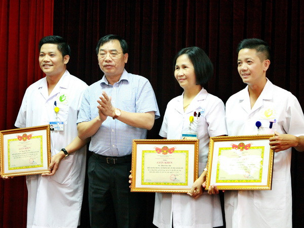 Hà Nội khen thưởng 19 cán bộ y tế có nguy cơ phơi nhiễm HIV ảnh 1