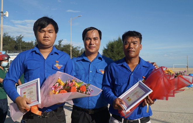 Tặng huy hiệu dũng cảm cho 2 đoàn viên cứu các em nhỏ bị đuối nước ảnh 1