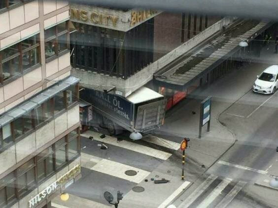 Thụy Điển thẩm vấn 7 người liên quan vụ khủng bố bằng xe tải ảnh 1