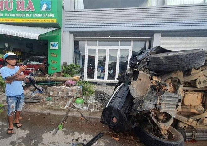 Cà Mau: Xe ôtô nát vụn sau khi lao vào nhà dân, 3 người thương vong ảnh 1