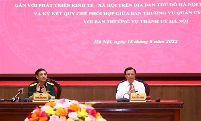 Đại tướng Phan Văn Giang, Bộ trưởng Bộ Quốc phòng và Bí thư Thành ủy Hà Nội Đinh Tiến Dũng đồng chủ trì Hội nghị. (Ảnh: Văn Điệp/TTXVN) Tạo môi trường ổn định để xây dựng, phát triển Thủ đô và đất nước ảnh 3