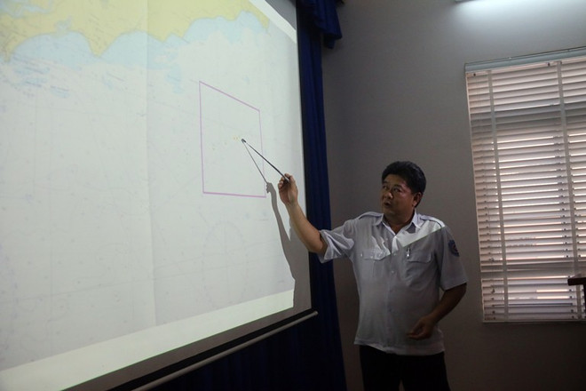Ông Lương Trường Phi, Phó Giám đốc Trung tâm Phối hợp tìm kiếm cứu nạn Hàng hải Khu vực 3 trình bày phương án tìm kiếm. (Ảnh: Đoàn Mạnh Dương/TTXVN) Đưa hai thuyền viên sống sót của tàu Hải Thành 26 vào bờ ảnh 1