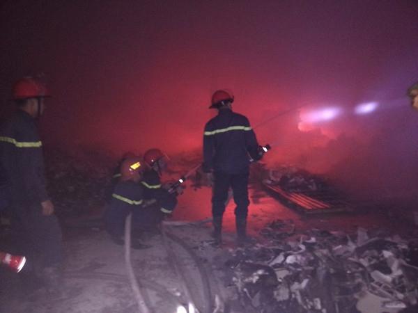 Giải cứu 5 người mắc kẹt trong ngôi nhà bốc cháy tại TP.HCM ảnh 1