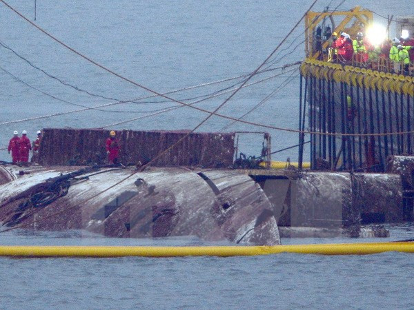 Sự kiện quốc tế từ 20-26/3: Vớt phà Sewol 3 năm sau thảm họa ảnh 1