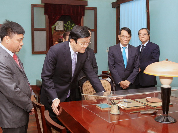 Chủ tịch nước dâng hương tưởng nhớ Chủ tịch Hồ Chí Minh tại Nhà 67 ảnh 1