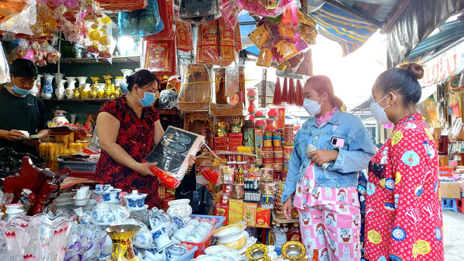 Thị trường Thành phố Hồ Chí Minh trầm lắng ngày tiễn Táo quân về trời ảnh 1