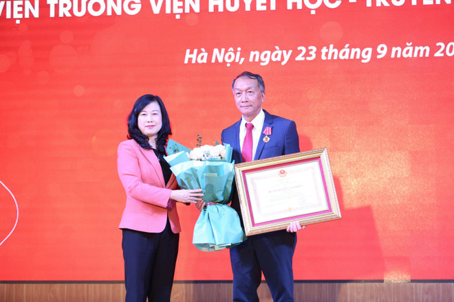 Quyền Bộ trưởng Bộ Y tế Đào Hồng Lan thay mặt Lãnh đạo Nhà nước trao Huân chương Lao động hạng Nhì cho TS. Bạch Quốc Khánh, Bí thư Đảng ủy, Viện trưởng Viện Huyết học-Truyền máu TW. (Nguồn: vienhuyethoc.vn) PGS-TS Nguyễn Hà Thanh làm Viện trưởng Viện Huyết học-Truyền máu TW ảnh 2