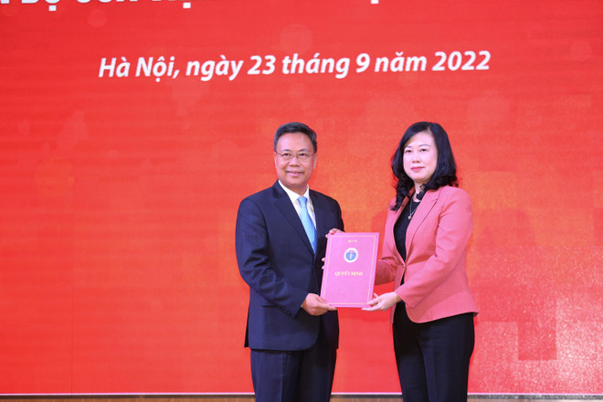 Quyền Bộ trưởng Bộ Y tế Đào Hồng Lan trao quyết định bổ nhiệm Viện trưởng Viện Huyết học-Truyền máu Trung ương cho PGS.TS. Nguyễn Hà Thanh. (Nguồn: vienhuyethoc.vn) PGS-TS Nguyễn Hà Thanh làm Viện trưởng Viện Huyết học-Truyền máu TW ảnh 1