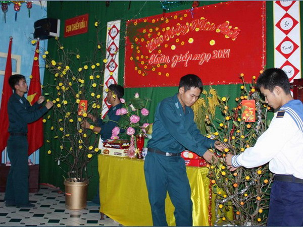 Các chiến sỹ ở đảo Trường Sa Lớn chuẩn bị đón Tết. (Ảnh: Thế Duyệt/TTXVN) Xuân đang về với quân và dân trên đảo Trường Sa ảnh 1