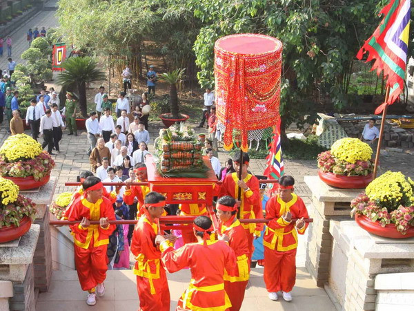 Lễ dâng bánh tét tại Khu tưởng niệm các Vua Hùng. (Ảnh: Phương Vy/TTXVN) Thành phố Hồ Chí Minh dâng cúng bánh Tét Quốc tổ Hùng Vương ảnh 1